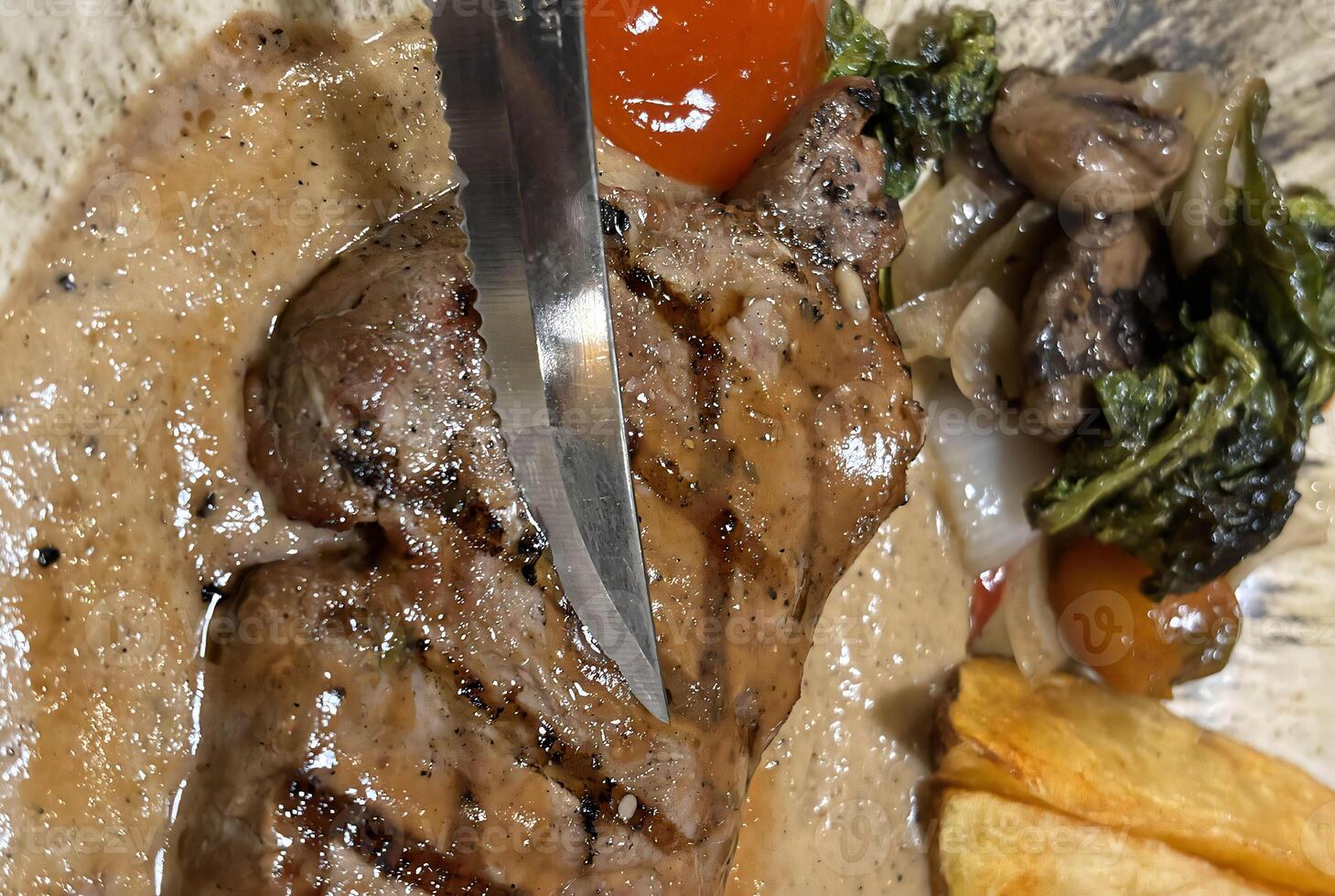 Lendenstück Steak gegrillt Mittel Selten serviert mit Kartoffeln und Salat mit Pilz schwarz Pfeffer Soße im ein Restaurant foto