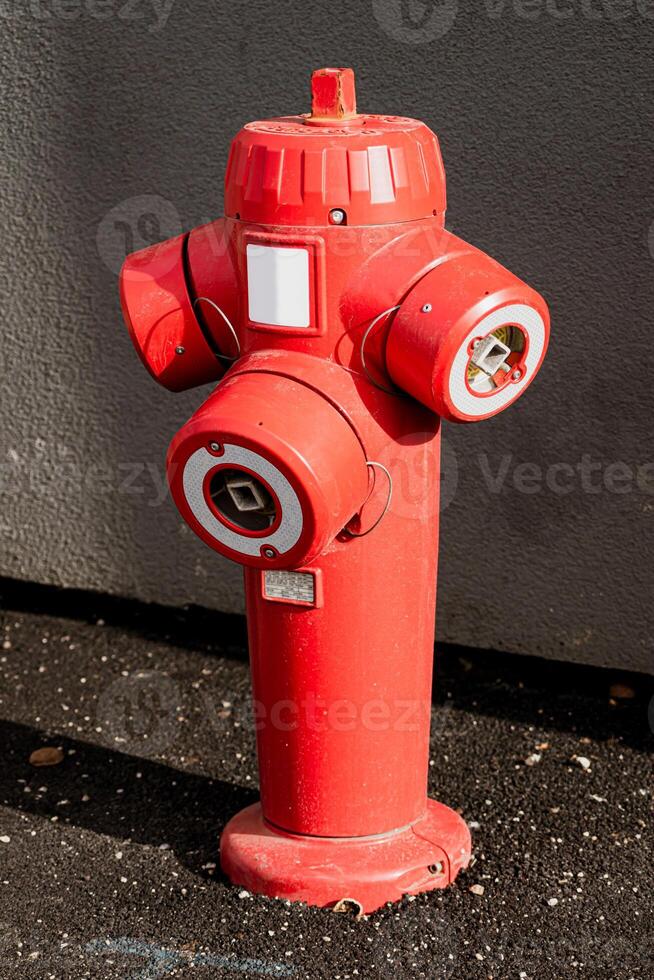 Feuer Hydrant im ein Französisch Straße im ein Notfall zum Feuerwehrmann Intervention foto