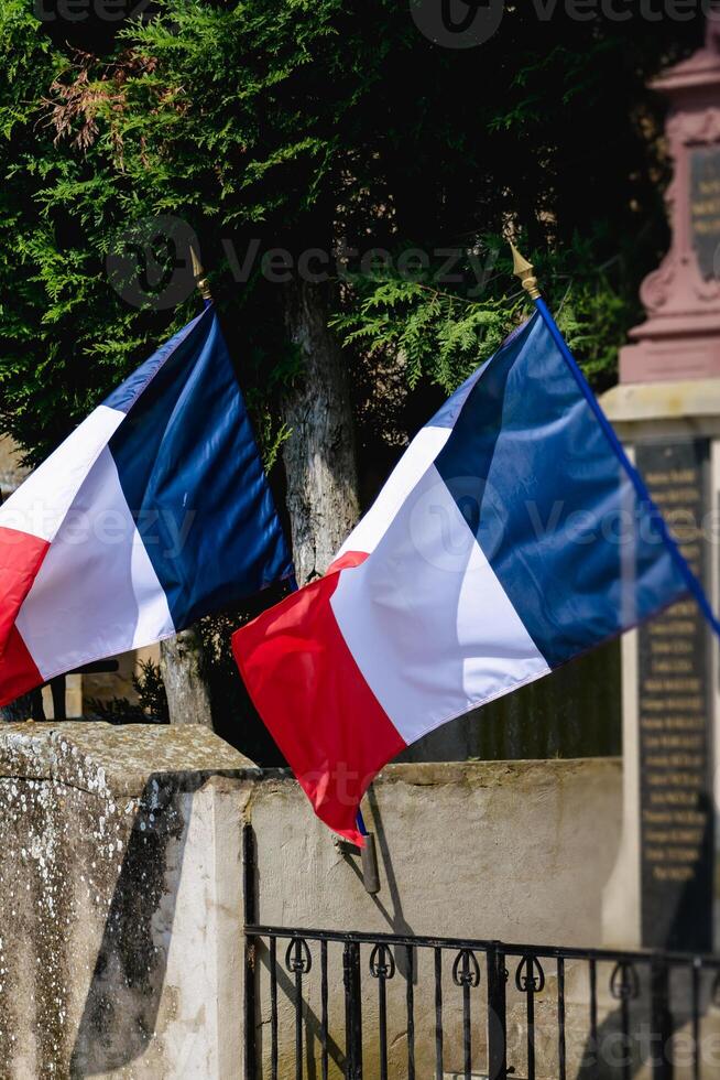 Französisch Flagge schwebend mit das Wind, National Symbol, Blau, Weiss, Rot, Feier Tag, Frankreich, Europa foto