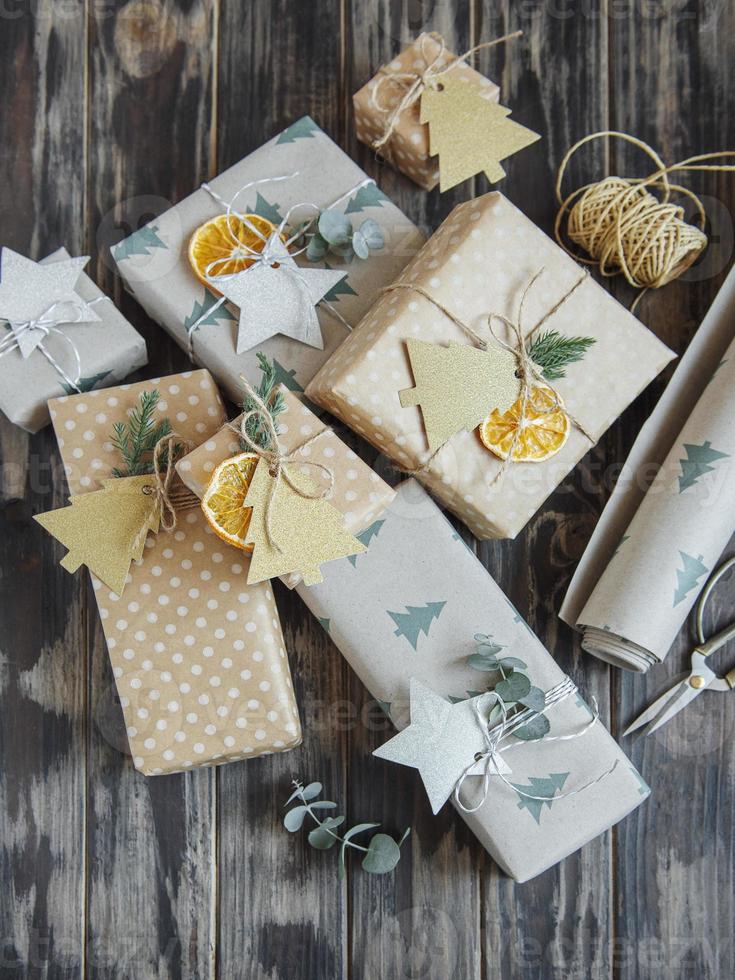 Weihnachten dekorative hausgemachte Geschenkbox in braunem Kraftpapier verpackt foto