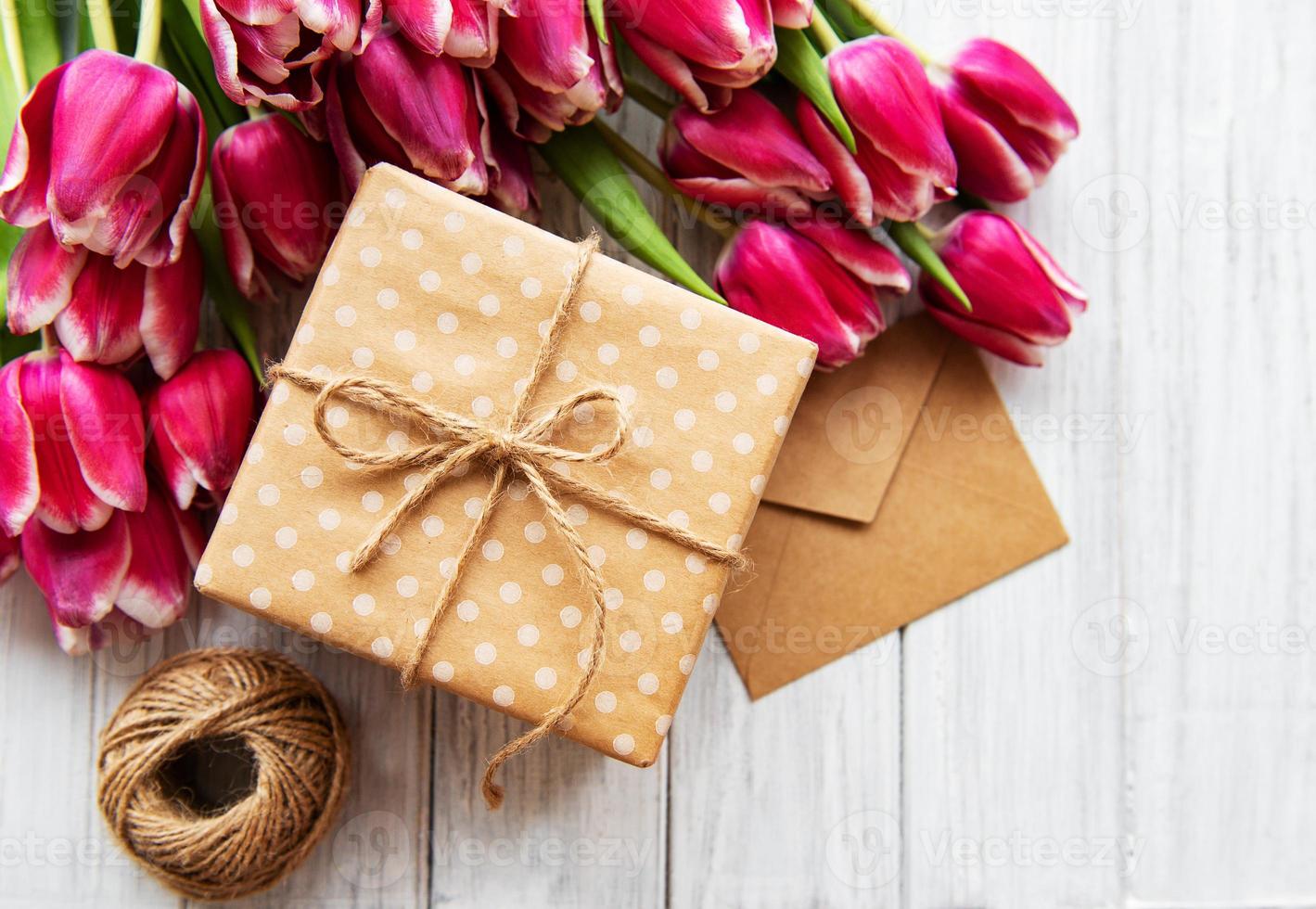 Geschenkbox und Tulpenstrauß foto