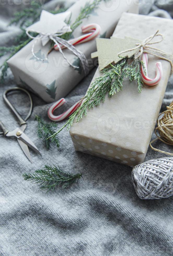 Weihnachtsdekorative hausgemachte Geschenkboxen in braunem Kraftpapier verpackt foto