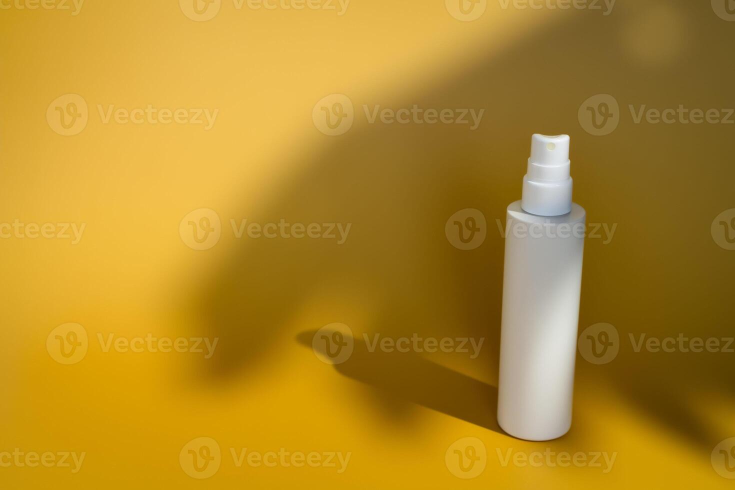 leer Weiß sprühen Flasche mit Palme Baum Schatten foto