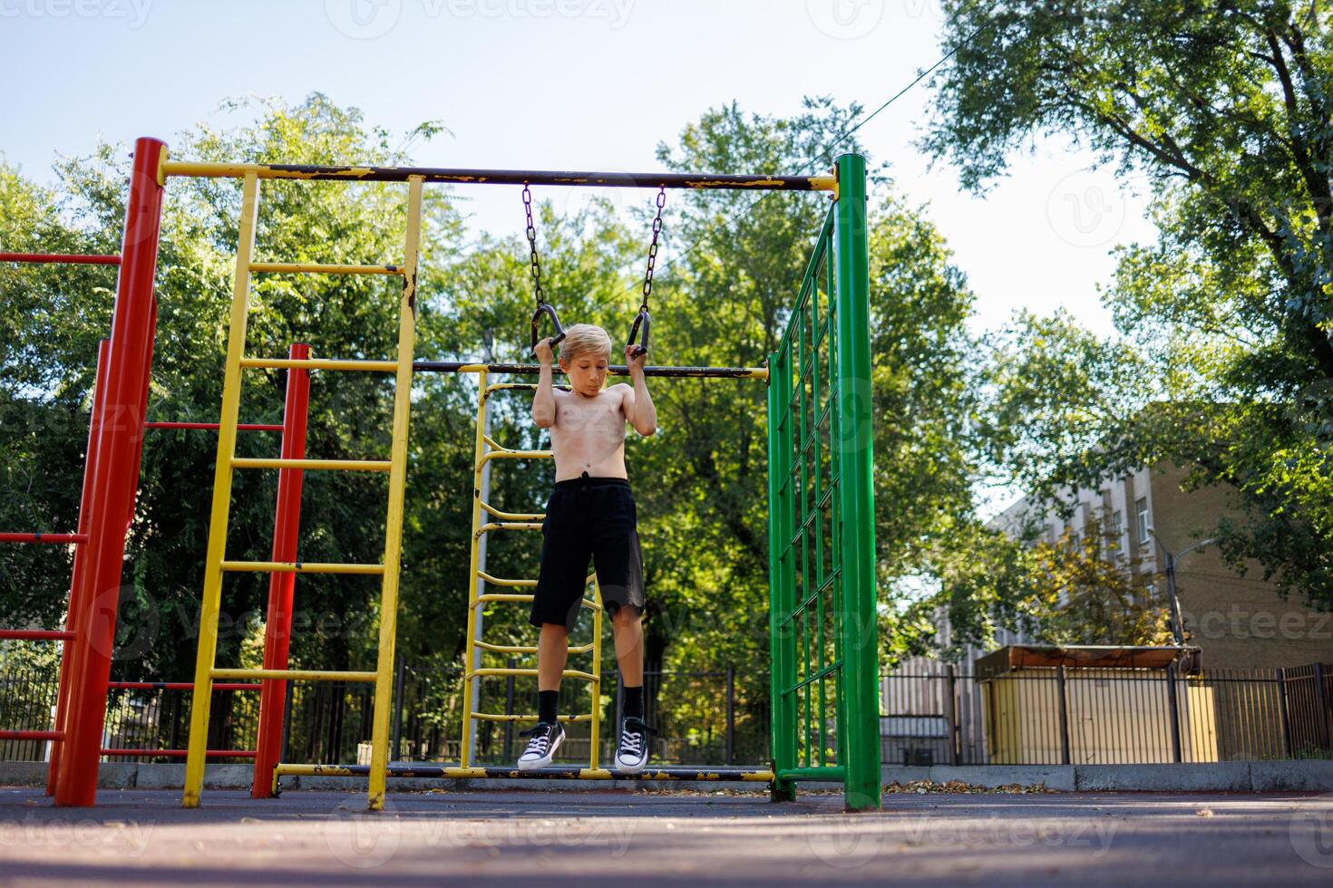 Straße trainieren auf ein horizontal Bar im das Schule Park. foto