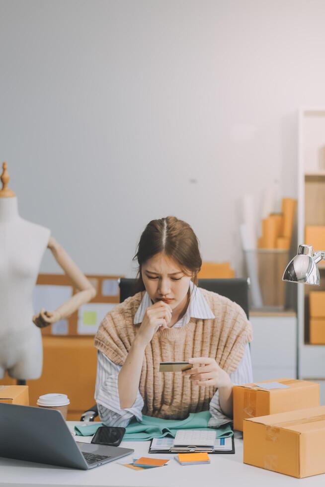 mit Anerkennung Karte Wie zu Start ein Kleidung Geschäft online Geschäft bekleidung jung zuversichtlich asiatisch weiblich Mode Inhaber Sozial Medien Influencer Leben Verkauf Kleider Neu Produkte beim Zuhause Büro Geschäft foto