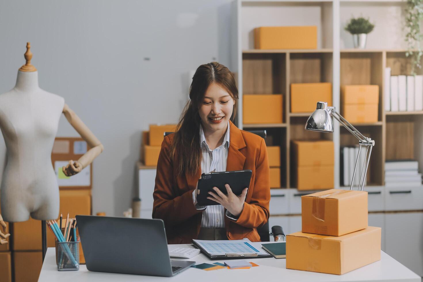 Porträt von Unternehmerinnen, die kleine Unternehmen gründen, die an Quittungsboxen arbeiten und Online-Bestellungen prüfen, um sich darauf vorzubereiten, die Boxen zu verpacken, an Kunden zu verkaufen, KMU-Geschäftsideen online. foto