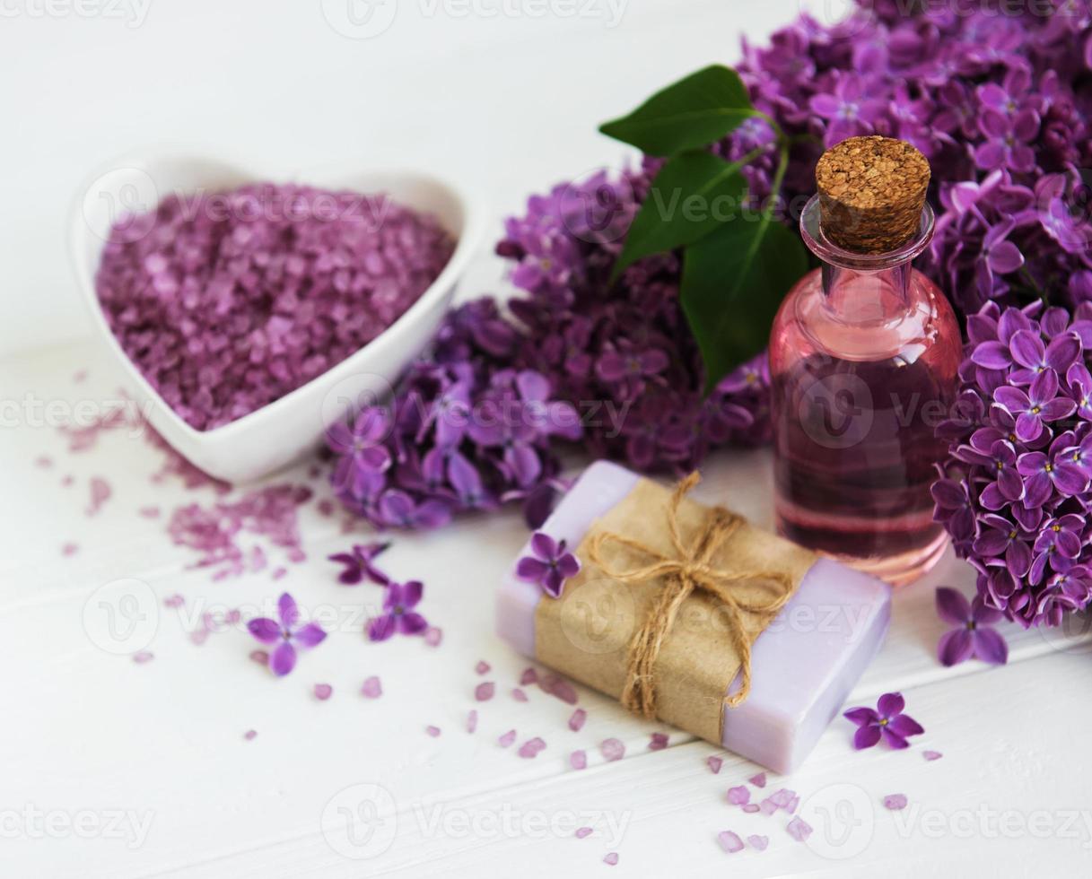 ätherisches Öl mit lila Blüten foto