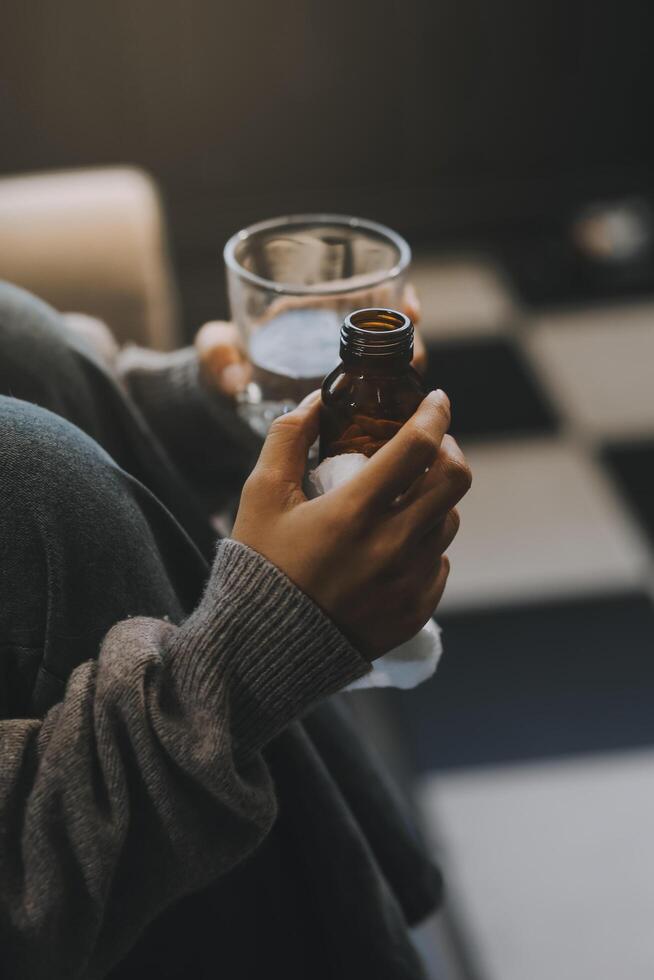 verärgert Frau frustriert durch Problem mit Arbeit oder Beziehungen, Sitzung auf Couch, Umarmen Knie, bedeckt Gesicht im Hand, Gefühl Verzweiflung und Angst, Einsamkeit, haben psychologisch Ärger foto