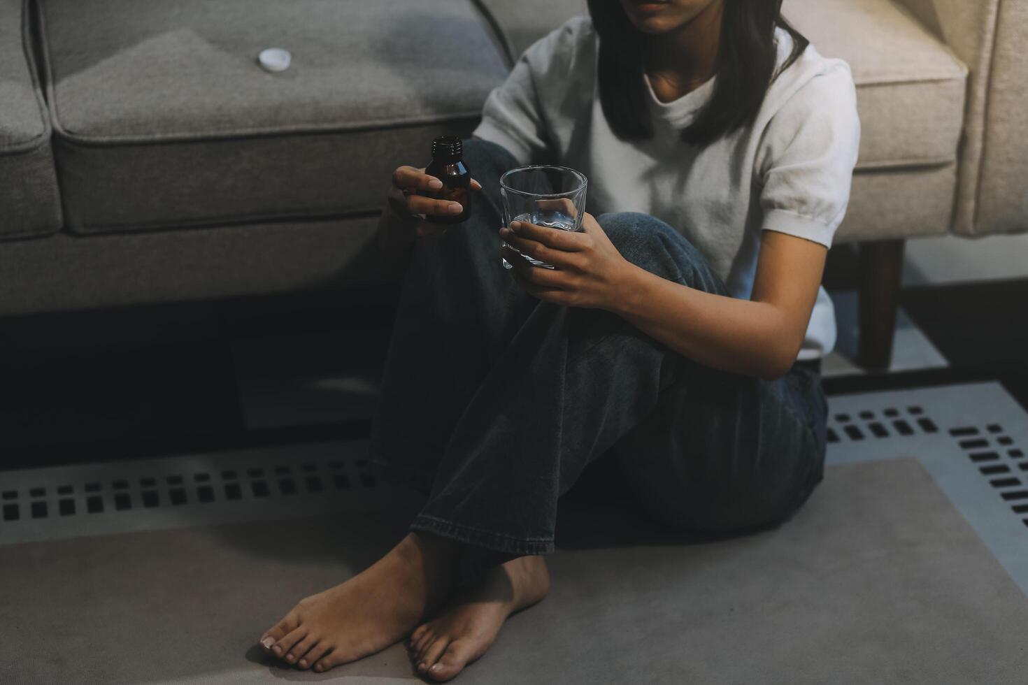 verärgert Frau frustriert durch Problem mit Arbeit oder Beziehungen, Sitzung auf Couch, Umarmen Knie, bedeckt Gesicht im Hand, Gefühl Verzweiflung und Angst, Einsamkeit, haben psychologisch Ärger foto