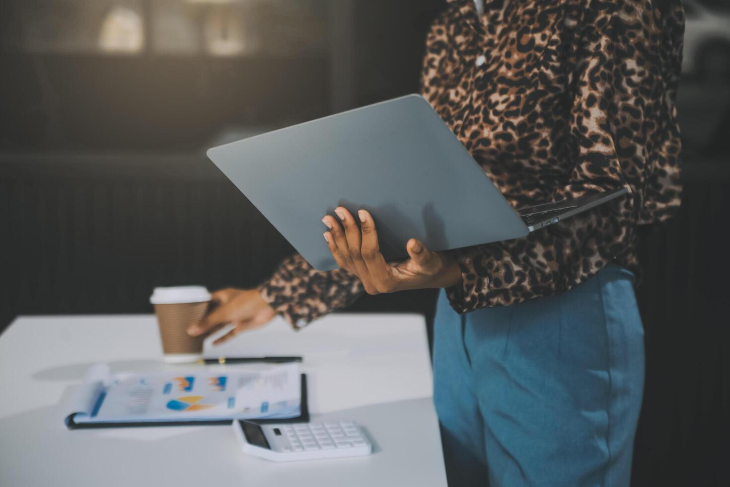 Porträt einer jungen asiatischen Freiberuflerin arbeitet an ihrem Job auf einem Computertablett im modernen Büro. Durchführung von Buchhaltungsanalyseberichten über Immobilieninvestitionsdaten, Konzept von Finanz- und Steuersystemen. foto