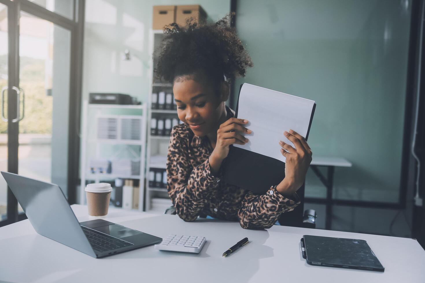 Geschäftsfrau mit Taschenrechner zum tun Mathematik Finanzen auf hölzern Schreibtische im Büro und Geschäft Arbeiten Hintergrund, Steuer, Buchhaltung, Statistiken, und analytisch Forschung Konzept foto