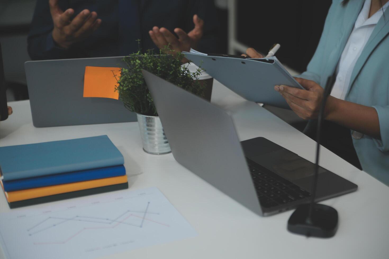 team von geschäftsleuten, die im besprechungsraumbüro zusammenarbeiten, teamwork-hintergrunddiagramme und grafikbanner, doppelbelichtung erfolgreiche teamarbeit, geschäftsplanungskonzept. foto