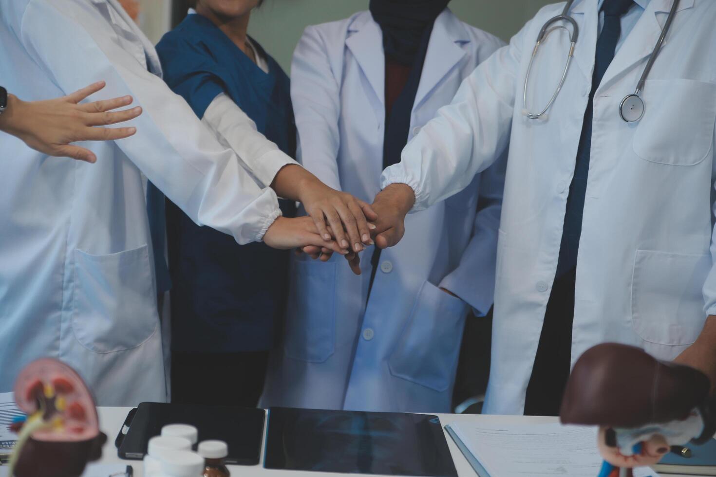 Gruppe von Ärzte und Krankenschwestern Koordinate Hände zu Vertrauen. Konzept Zusammenarbeit gesund und medizinisch im Krankenhaus foto