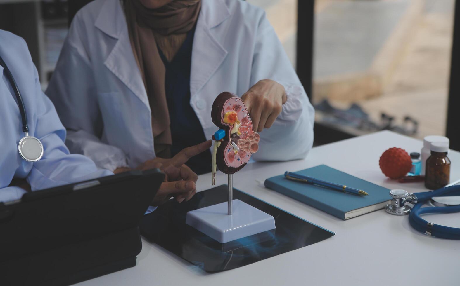 Arzt diskutieren Diagnose während das treffen. Gruppe von Arzt diskutieren Arbeit Angelegenheit im das Büro beim arbeiten. das medizinisch Mannschaft diskutiert Behandlung Optionen mit das geduldig. foto