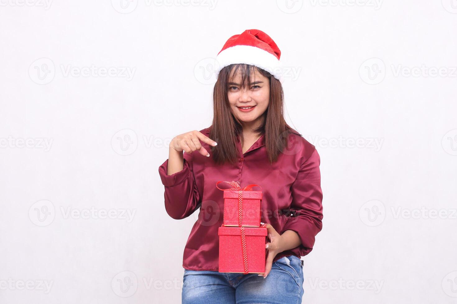 schön jung asiatisch indonesisch Mädchen freudig Tragen Geschenk Box im Weihnachten Santa claus Hut Outfit rot Hemd modern spitz Box auf Weiß Hintergrund zum Beförderung und Werbung foto