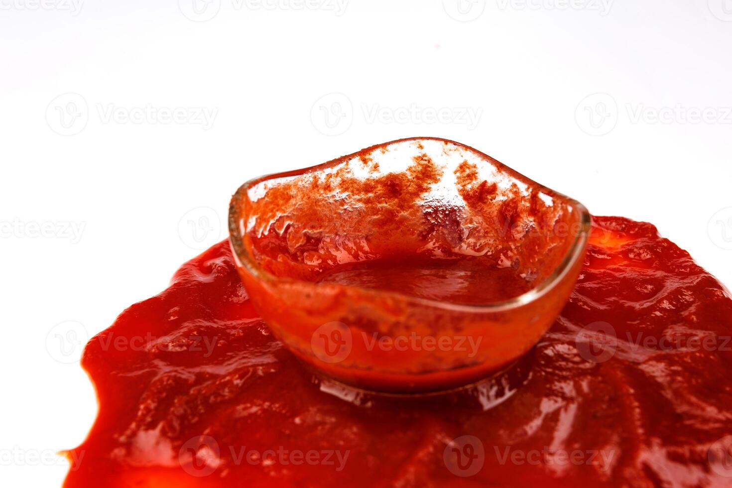 Tomate Soße . Glas Tasse mit verbleibend Ketchup und Ketchup verschüttet um Es. foto