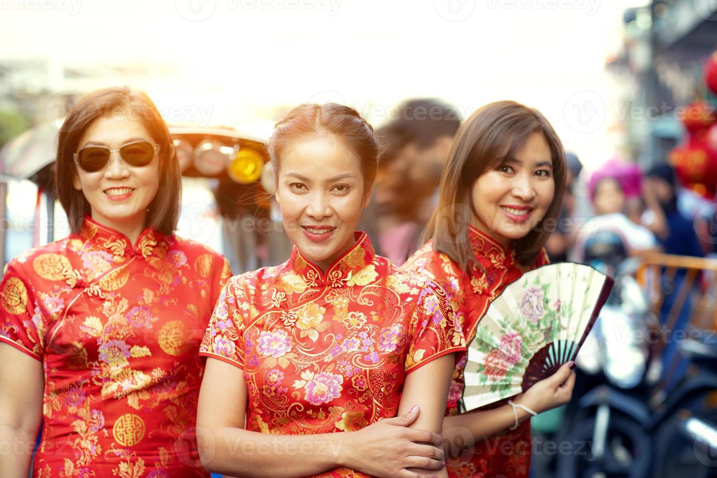 Gruppe asiatischer Frauen, die chinesische Traditionskleidung tragen, lächelndes Gesicht, Glück, Emotion und Handzeichen, ich liebe dich foto