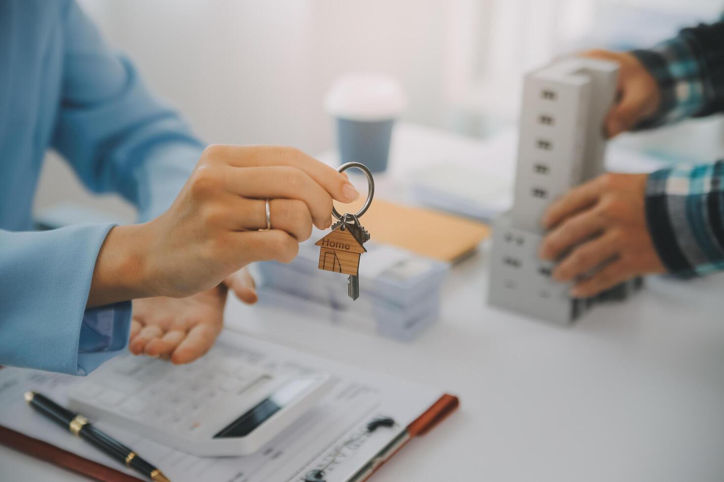 Immobilienmakler sprach über die Bedingungen des Hauskaufvertrags und bat den Kunden, die Dokumente zu unterschreiben, um den Vertrag rechtskräftig zu machen, Hausverkauf und Hausversicherungskonzept. foto