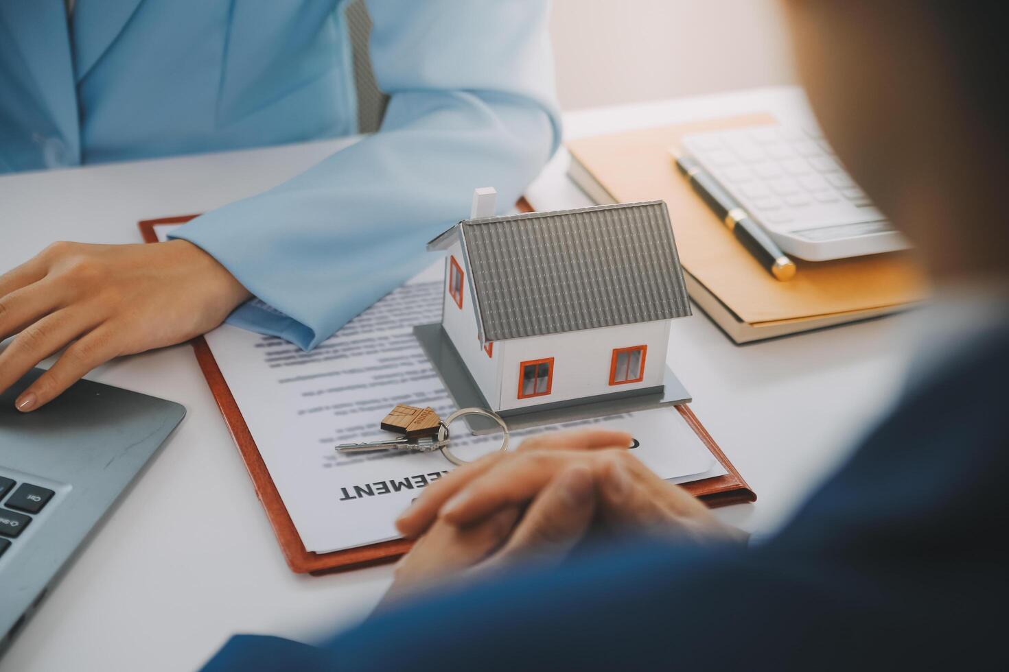 Immobilienmakler sprach über die Bedingungen des Hauskaufvertrags und bat den Kunden, die Dokumente zu unterschreiben, um den Vertrag rechtskräftig zu machen, Hausverkauf und Hausversicherungskonzept. foto