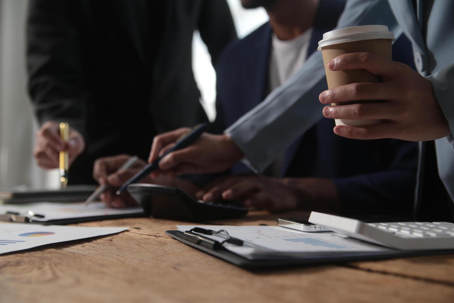 Geschäft Mannschaft Treffen Arbeiten mit Neu Anfang Projekt, Diskussion und Analyse Daten das Diagramme und Grafiken. Digital Tablette, Taschenrechner, Laptop Computer verwenden, Geschäft Finanzen und Buchhaltung Konzept. foto