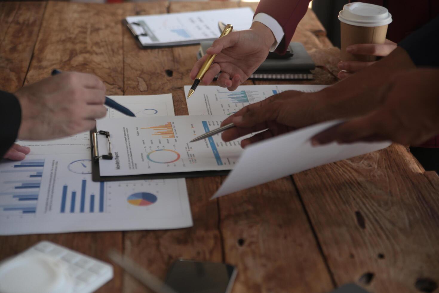 Geschäft Mannschaft Treffen Arbeiten mit Neu Anfang Projekt, Diskussion und Analyse Daten das Diagramme und Grafiken. Digital Tablette, Taschenrechner, Laptop Computer verwenden, Geschäft Finanzen und Buchhaltung Konzept. foto