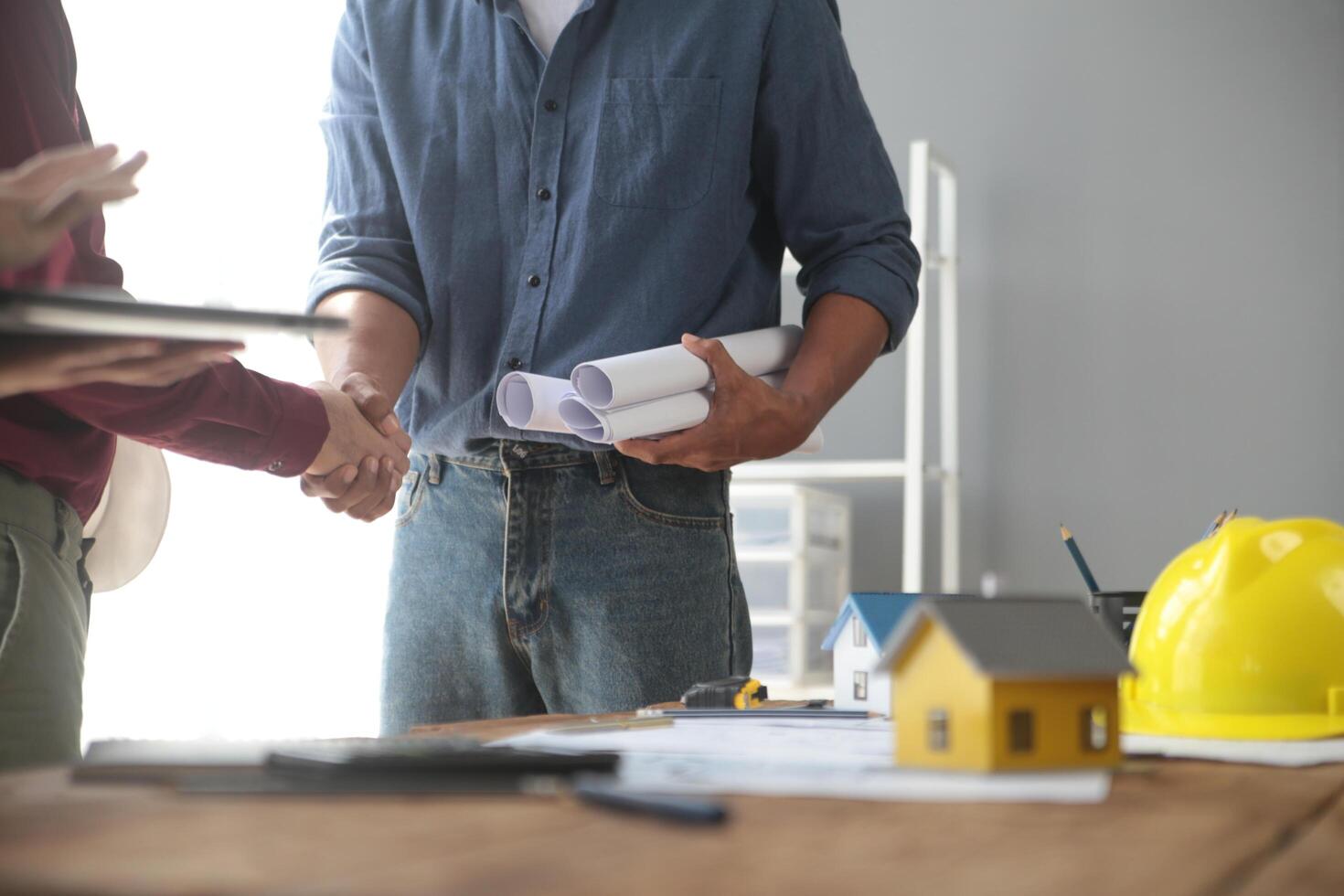 Händedruck. schließen oben Konstruktion Arbeiter Menschen zittern Hände auf Geschäft Zusammenarbeit Vereinbarung. erfolgreich Hände zittern nach gut Deal foto