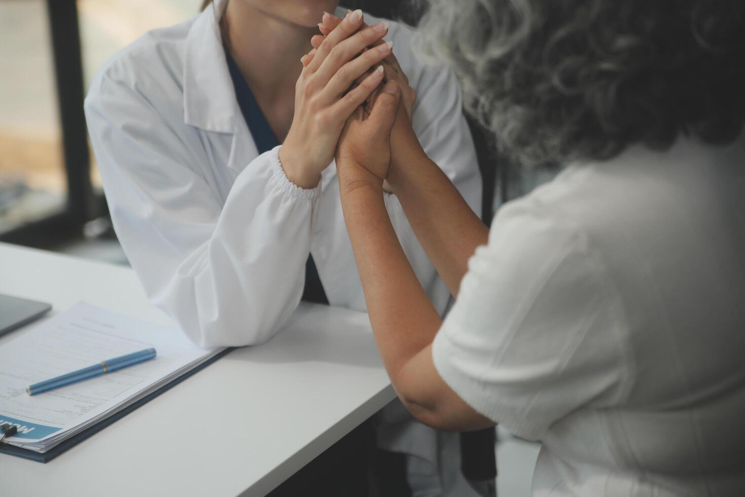 afrikanisch weiblich Arzt halt Hand von kaukasisch Frau geduldig geben Kompfort, ausdrücken Gesundheit Pflege Sympathie, medizinisch Hilfe Vertrauen Unterstützung ermutigen beruhigen unfruchtbar geduldig beim medizinisch besuchen, Nahansicht Sicht. foto