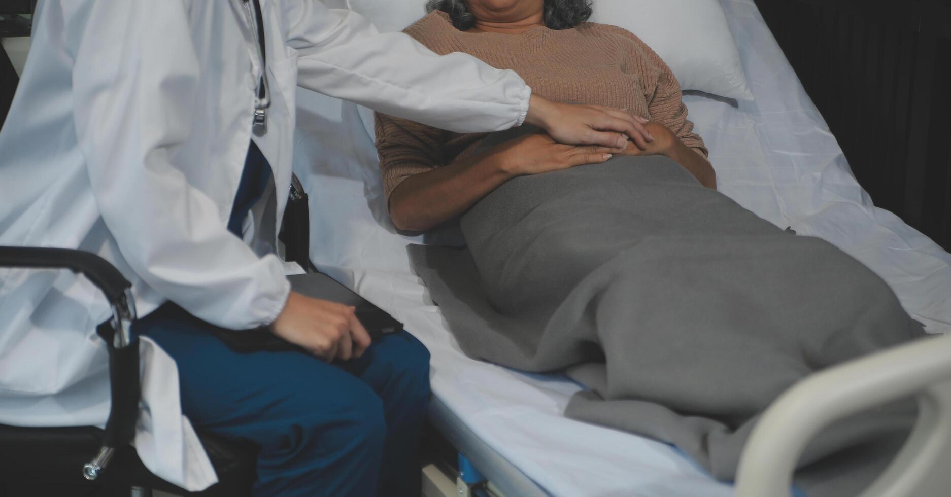 abgeschnitten Schuss von ein weiblich Krankenschwester halt ihr Senior Patienten Hand. geben Unterstützung. Arzt Portion alt geduldig mit Alzheimer Krankheit. weiblich Pfleger halten Hände von Senior Mann foto