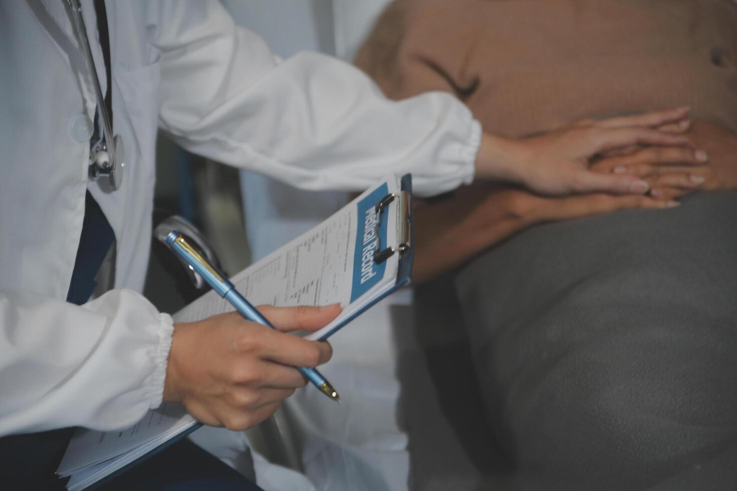 abgeschnitten Schuss von ein weiblich Krankenschwester halt ihr Senior Patienten Hand. geben Unterstützung. Arzt Portion alt geduldig mit Alzheimer Krankheit. weiblich Pfleger halten Hände von Senior Mann foto