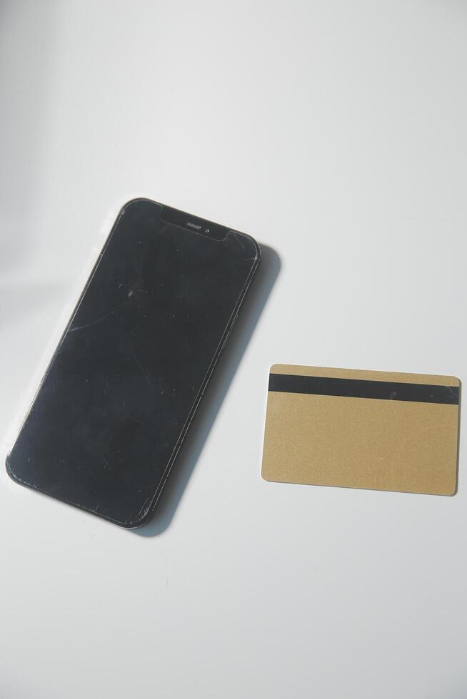 Taschenrechner auf ein dunkel Hintergrund, Plastik Karten und Banknoten foto