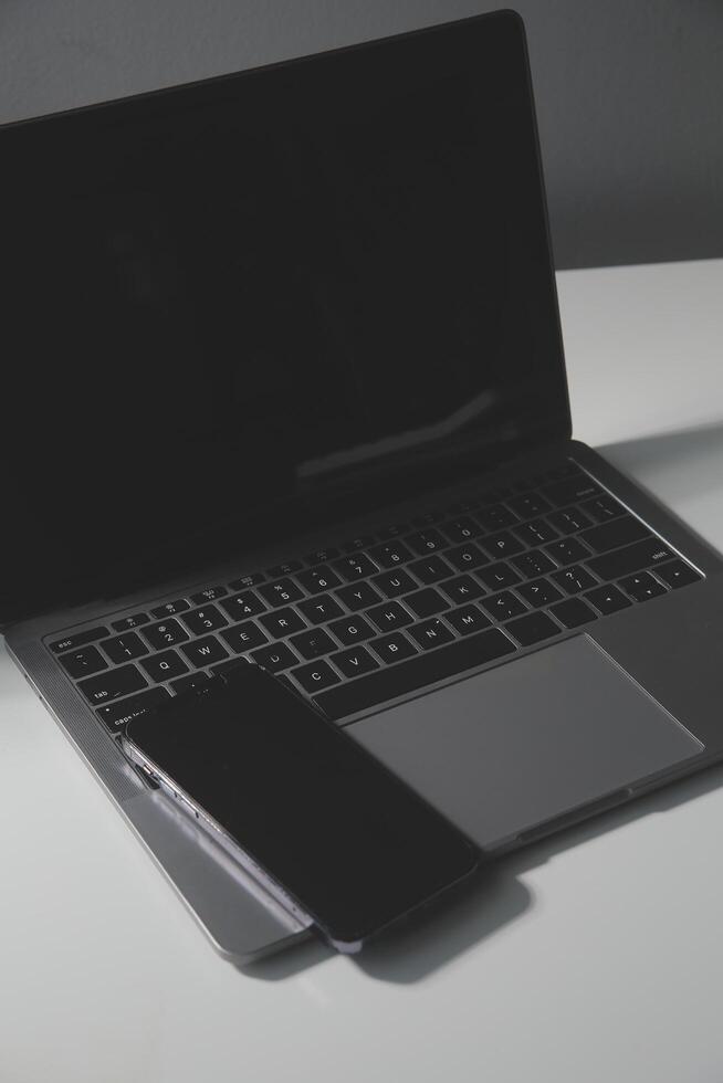 Laptop mit Tablette und Smartphone auf Weiß Hintergrund foto