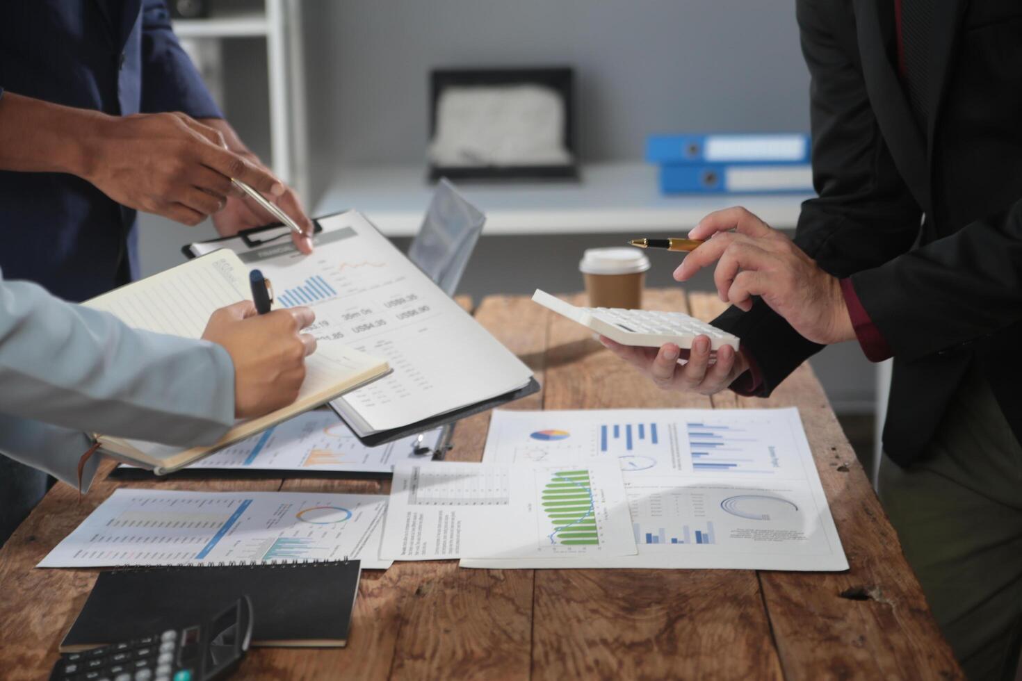 Geschäft Mannschaft Treffen Arbeiten mit Neu Anfang Projekt, Diskussion und Analyse Daten das Diagramme und Grafiken. Digital Tablette, Taschenrechner, Laptop Computer verwenden, Geschäft Finanzen und Buchhaltung Konzept. foto