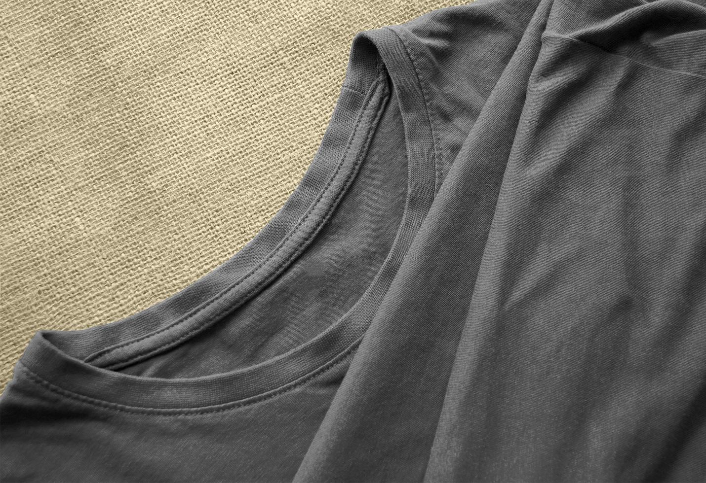 Vorlage von grauem T-Shirt in Stoffoberfläche foto