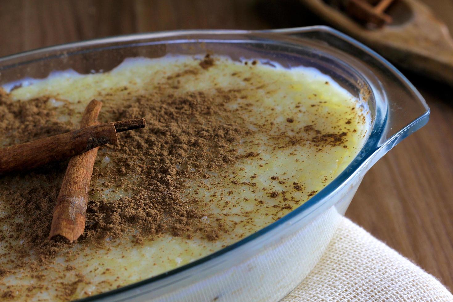 Milchreis mit Zimt auf Holztisch foto