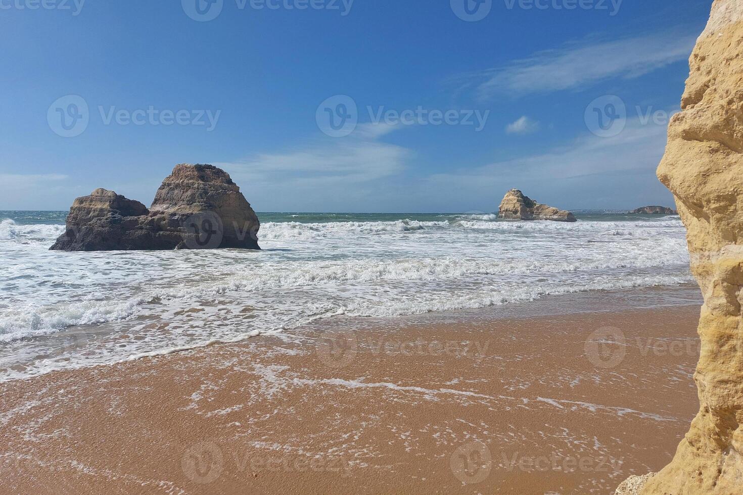 felsig Meer Stapel auf sandig Strand mit Wellen abstürzen. foto