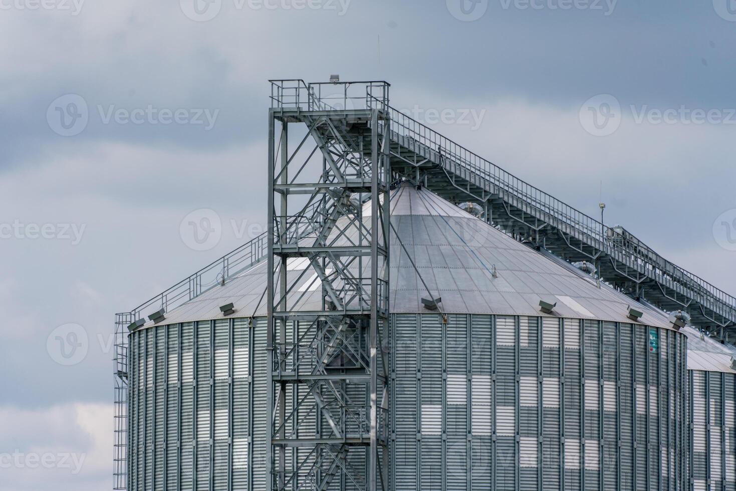 Getreidespeicher Aufzug, Silber Silos auf Agro Herstellung Pflanze zum wird bearbeitet Trocknen Reinigung und Lager von landwirtschaftlich Produkte, Mehl, Getreide und Getreide. groß Eisen Fässer von Getreide. foto