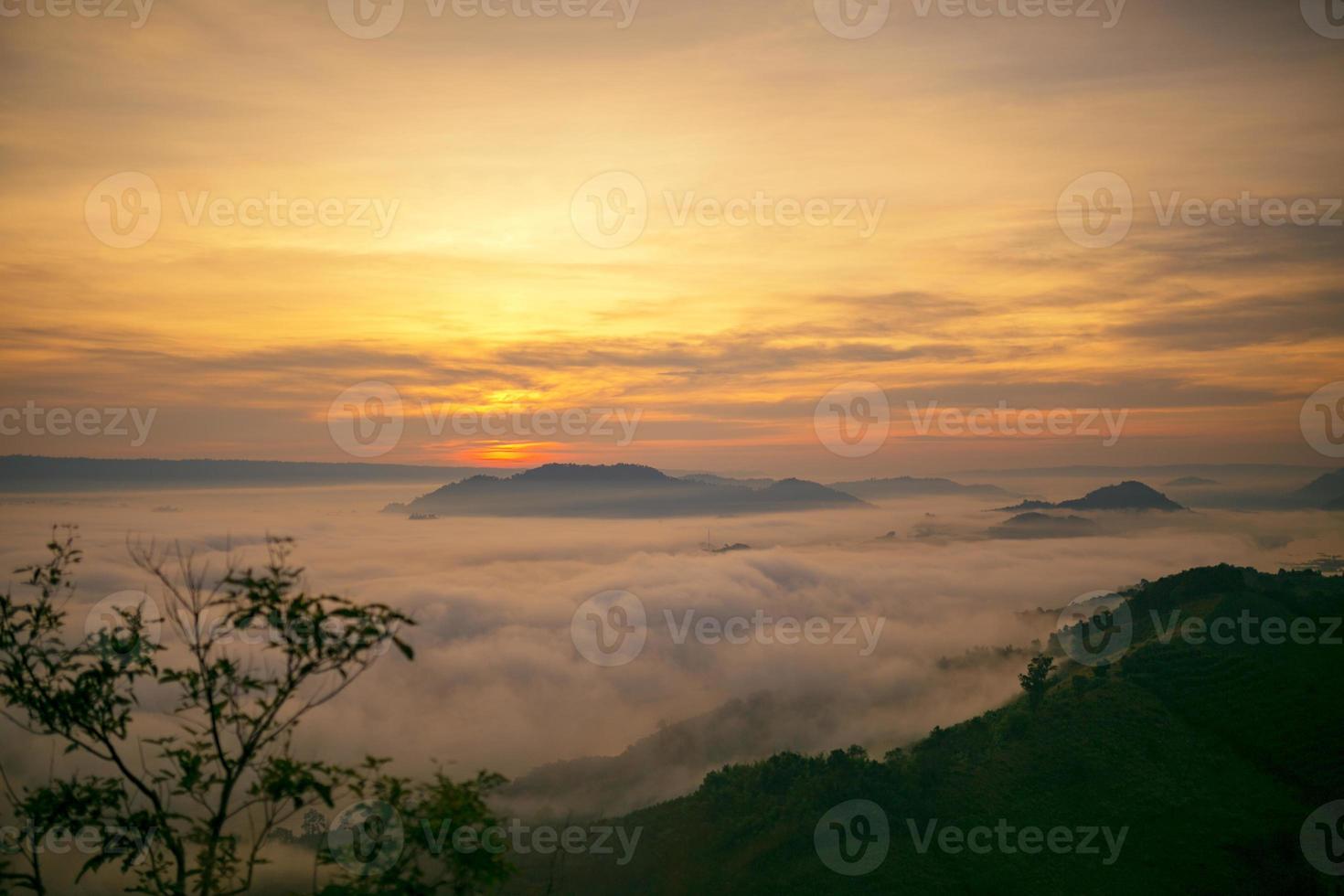 Landschaftsnebel im Morgengrauen eines hohen Gebirgspasses zum Mekong-Fluss zwischen Thailand und Laos. foto