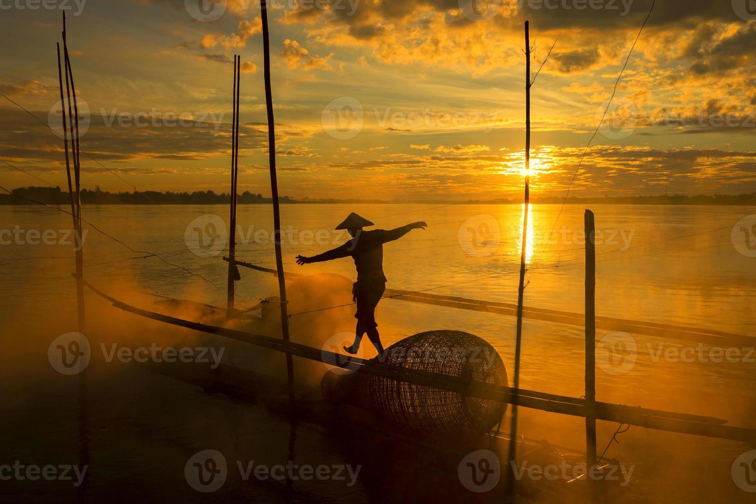 die arbeit der fischer auf dem mekong-floß während des sonnenaufgangs ist eine geschäftige und indigene lebensart in der provinz nong khai, gegenüber von vientiane laos. foto