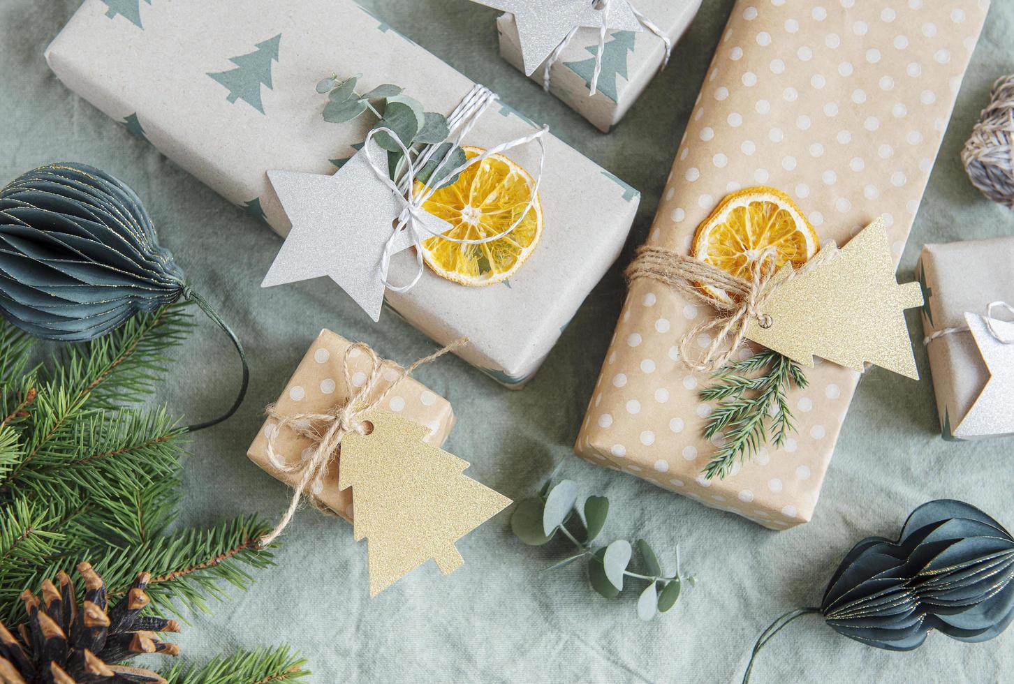 Weihnachtsdekorative hausgemachte Geschenkboxen in braunem Kraftpapier verpackt foto