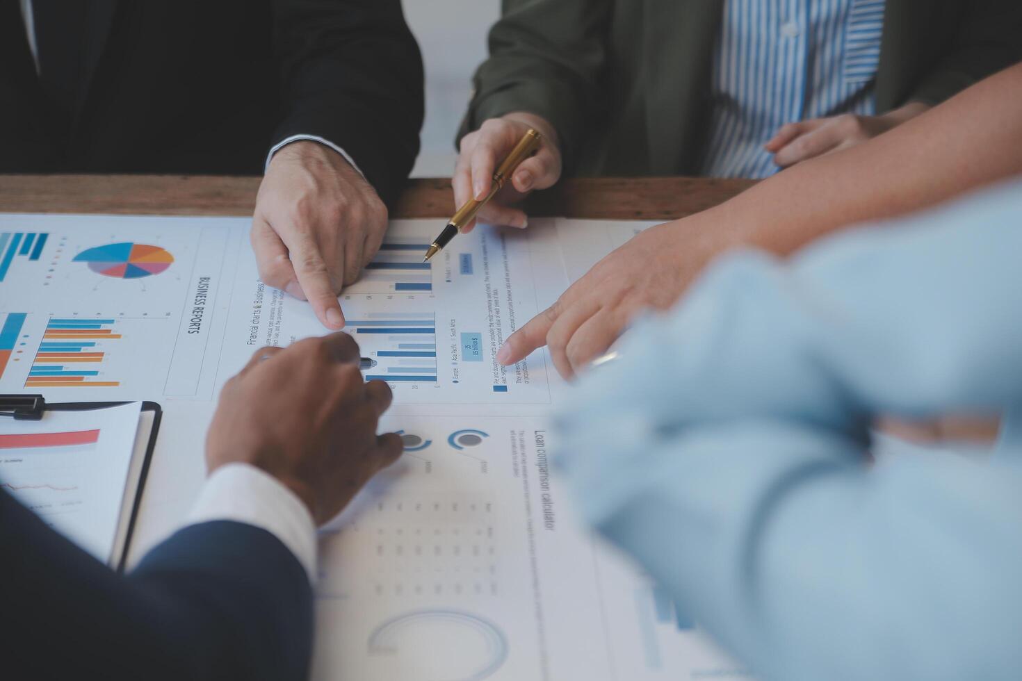 Co-Arbeitskonferenz, Business-Team-Meeting anwesend, Investorenkollegen diskutieren neue Plan-Finanzdiagrammdaten auf dem Bürotisch mit Laptop und digitalem Tablet, Finanzen, Buchhaltung, Investition. foto