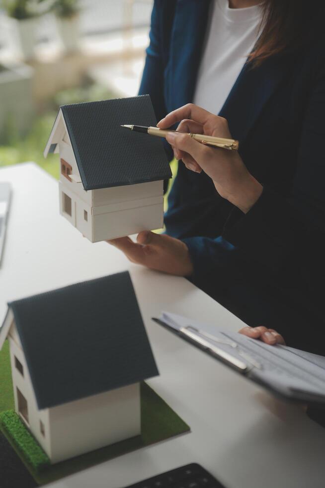 Geschäft Unterzeichnung ein Vertrag Kaufen - - verkaufen Haus, Versicherung Agent Analysieren Über Zuhause Investition Darlehen echt Nachlass Konzept. foto