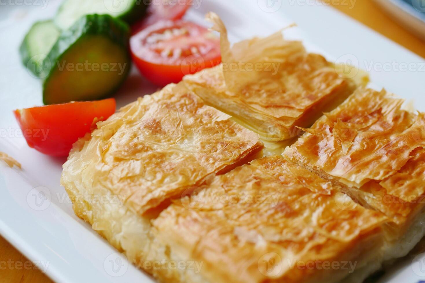 traditionell Türkisch Küche Gebäck Borek auf ein Teller foto