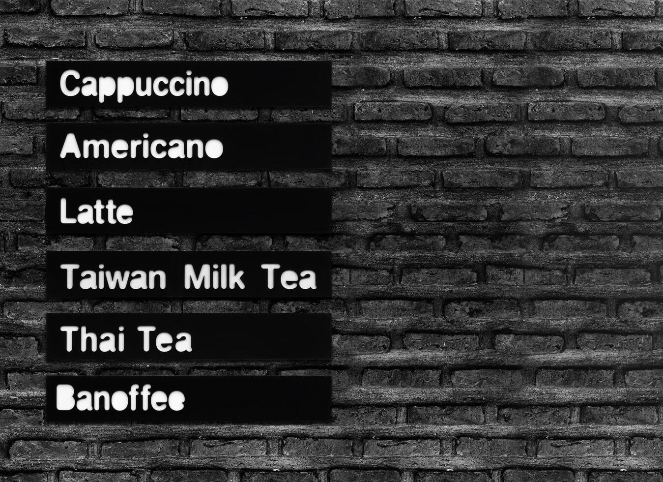 Speisekarte Kaffee und Mehr auf schwarz Backstein Mauer foto
