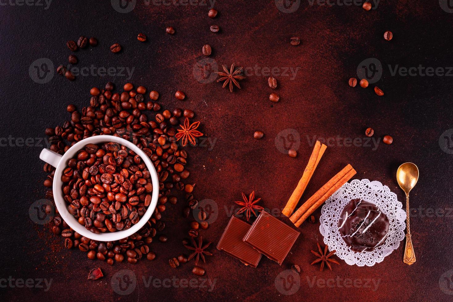 Samen von duftendem Kaffee auf dunklem Betonhintergrund foto