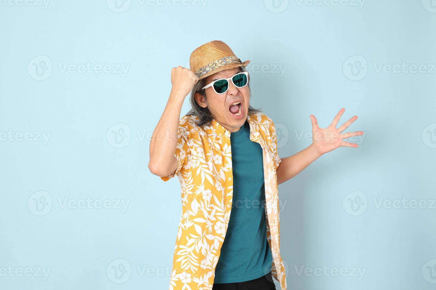 Mann in Sommerkleidung foto