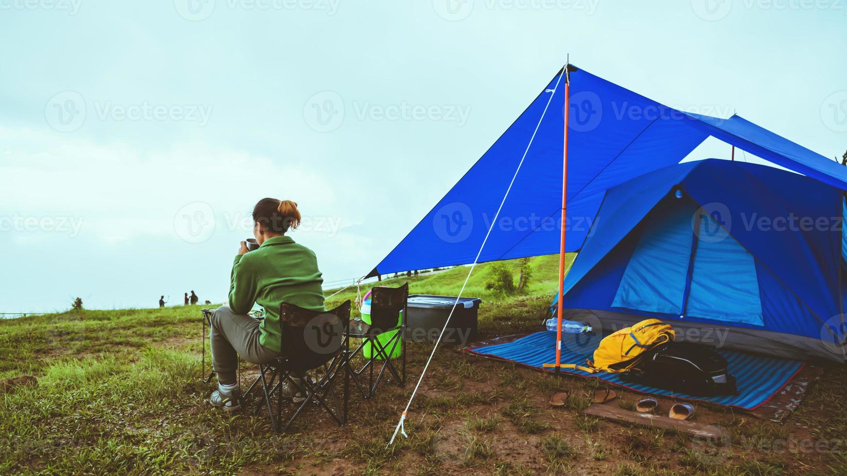 Frauen Asiaten Reisen entspannen Camping im Urlaub. auf dem berg.thailand foto