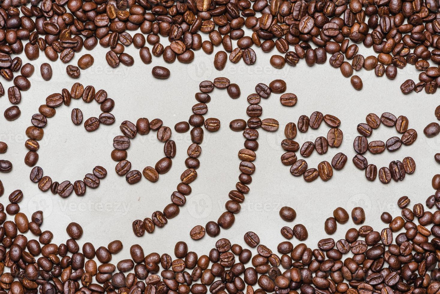 das Wort Kaffee besteht aus Kaffeebohnen. Auf weißem Hintergrund. Kopieren Sie Platz Wort Kaffee foto