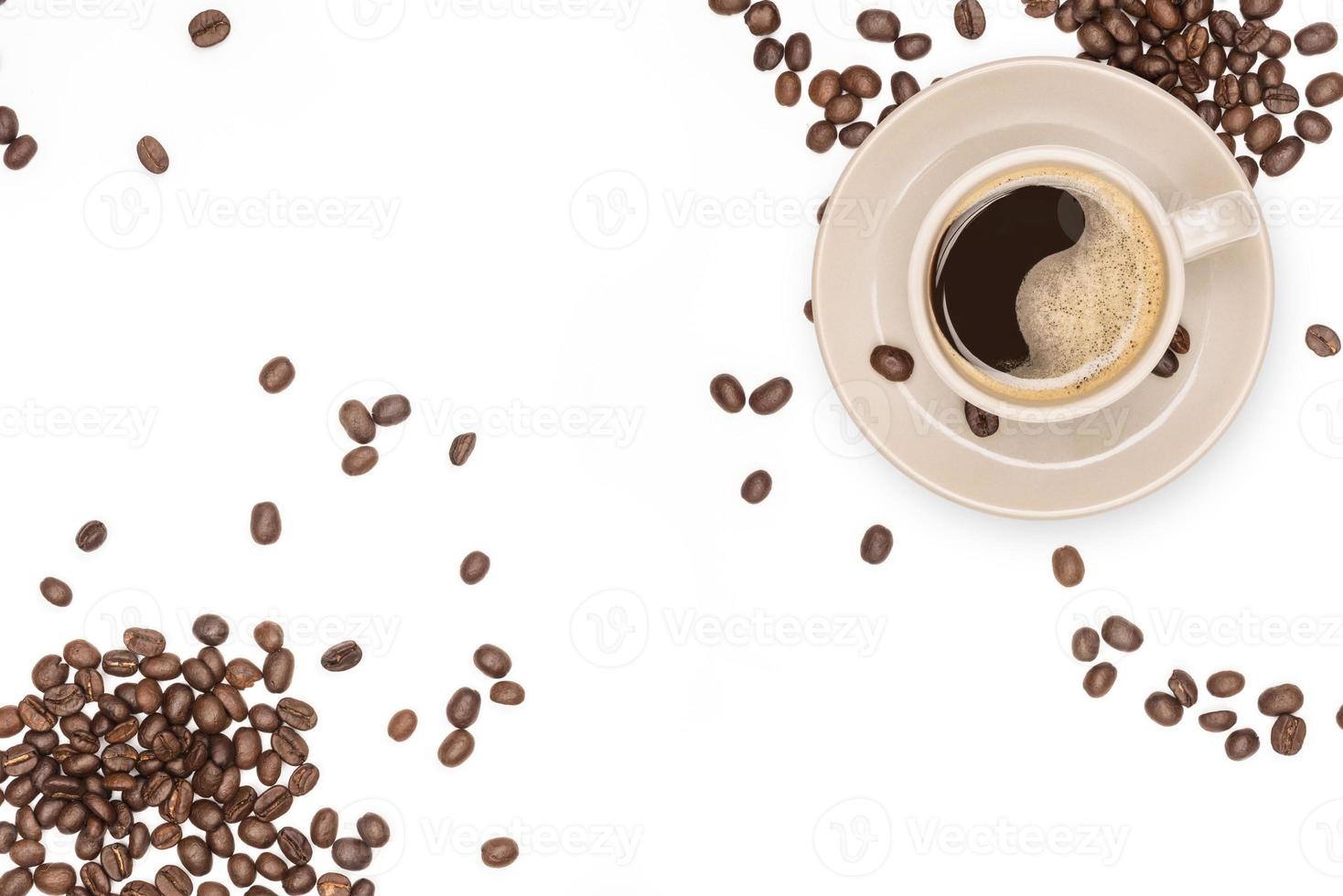 Kaffeetasse und Kaffeebohnen auf weißem Hintergrund mit Kopiengeschwindigkeit für Ihren Text foto