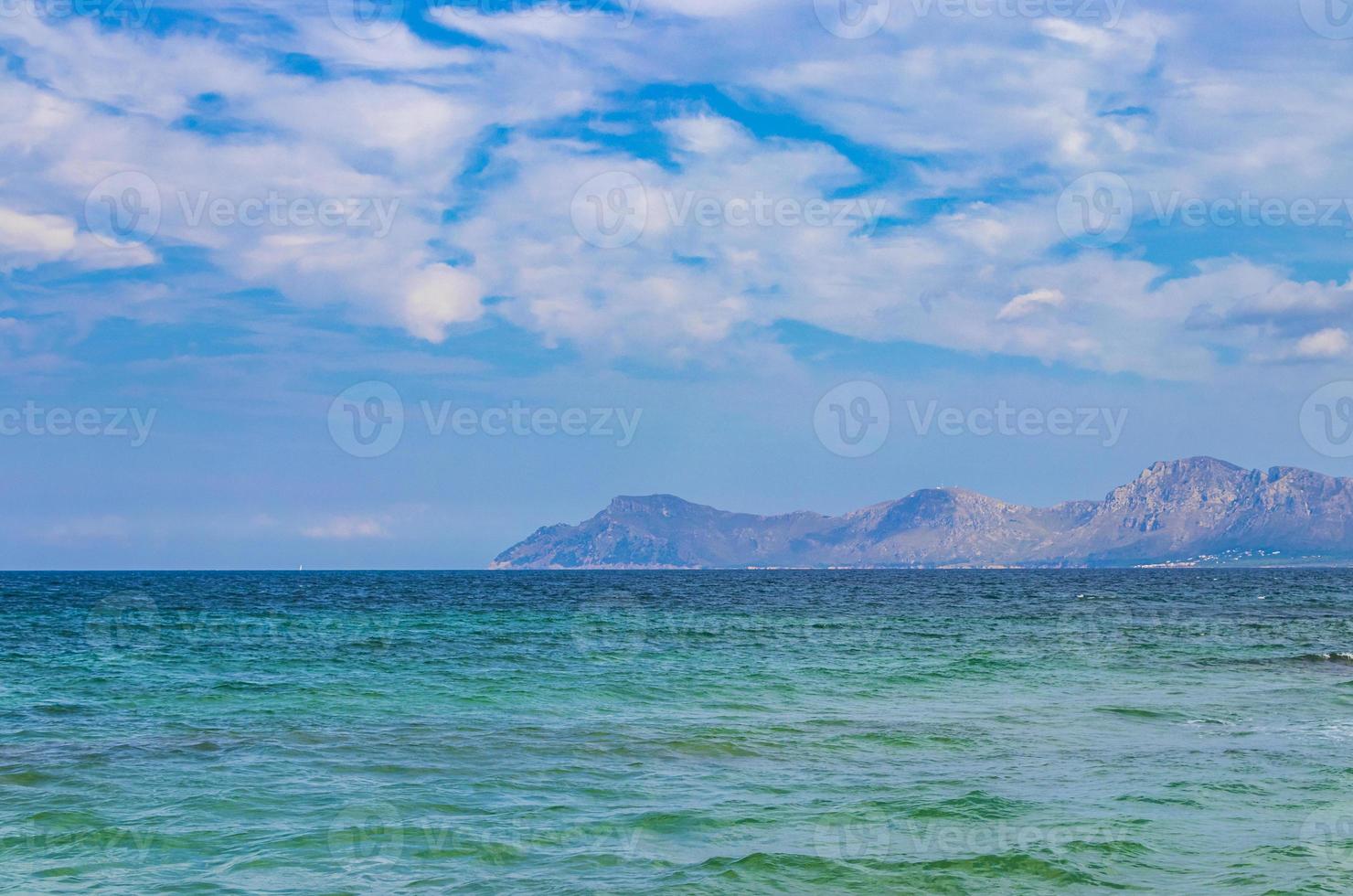 schönes küsten- und strandlandschaftspanorama kann picafort mallorca spanien. foto