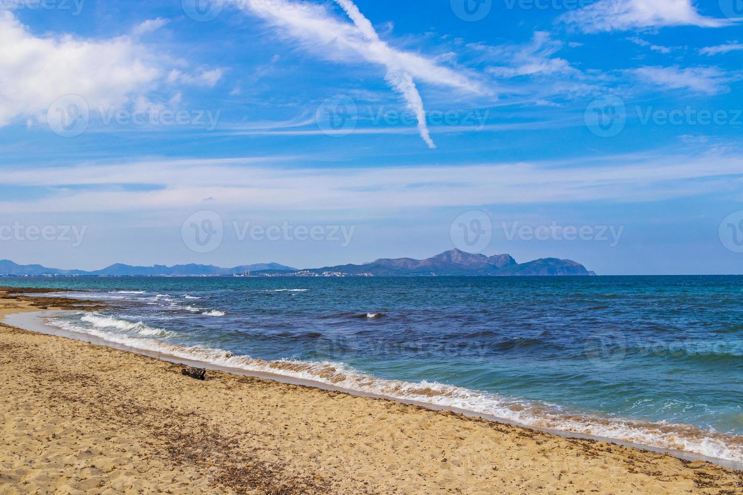 schönes küsten- und strandlandschaftspanorama kann picafort mallorca spanien. foto